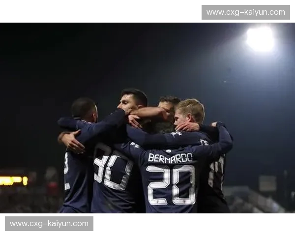 红色重金属与蓝色交响诗:利物浦vs曼城集锦里的足球灵魂与战术神迹 红色重金属与蓝色交响诗:利物浦vs曼城集锦里的足球灵魂与战术神迹